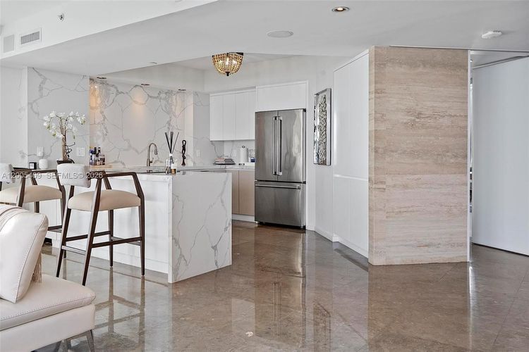 Grand Venetian #804 image #9