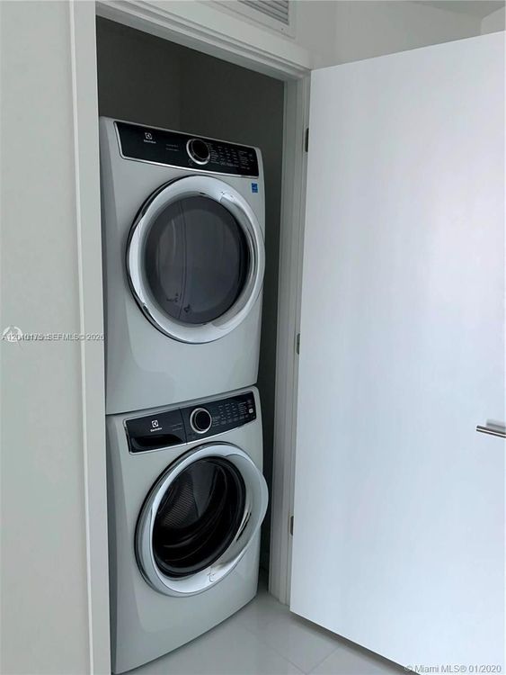 Paramount Miami Worldcenter #2700 image #18