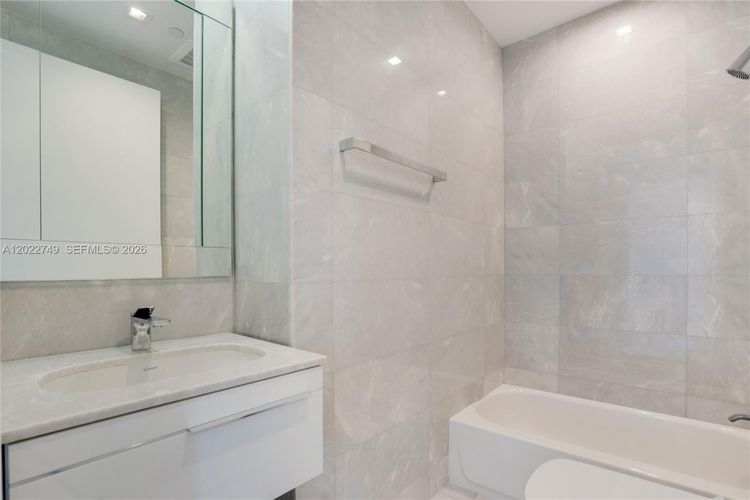 Turnberry Ocean Club Residences #1804 image #15