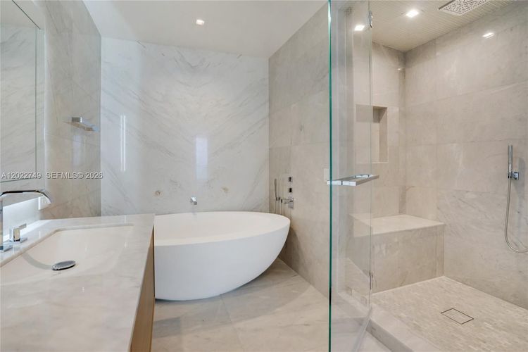 Turnberry Ocean Club Residences #1804 image #9