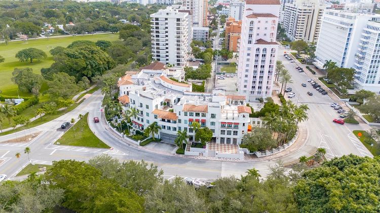 Avignon in the Gables image #6