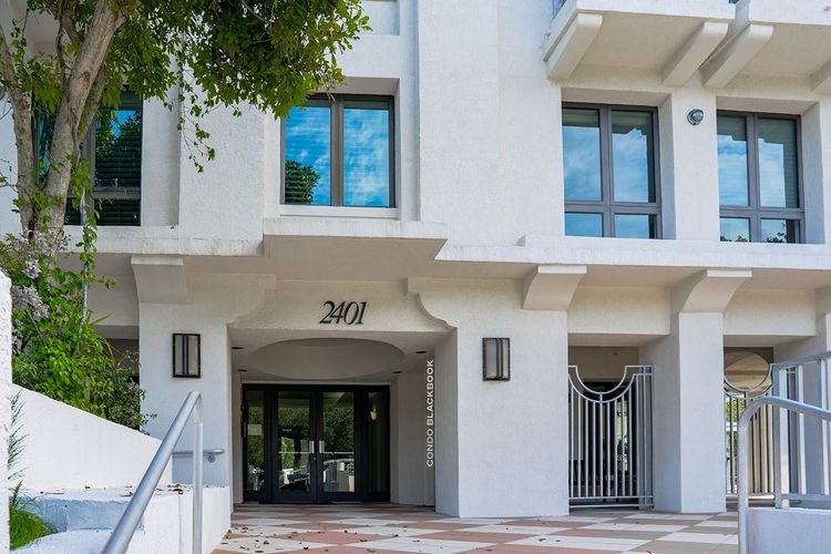 Avignon in the Gables image #7