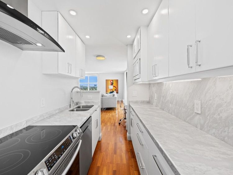 Sunrise Tower #12F image #12