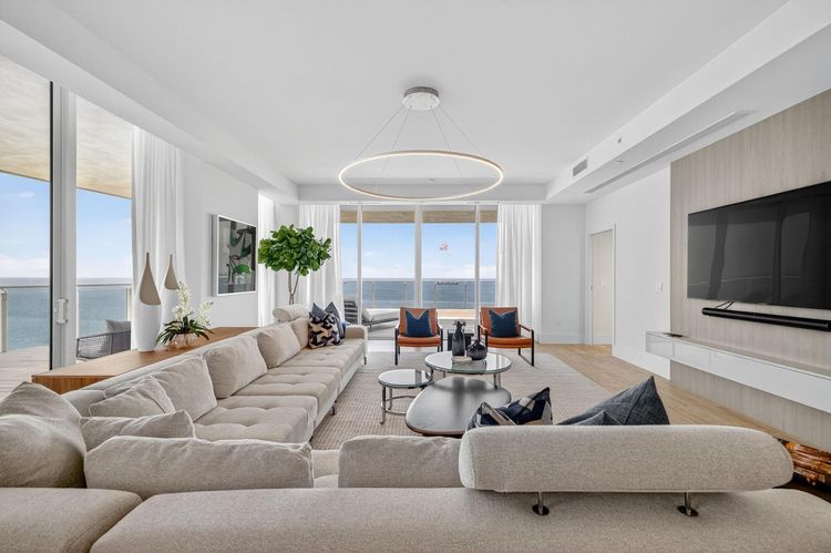 Four Seasons Private Residences #1902 image #10