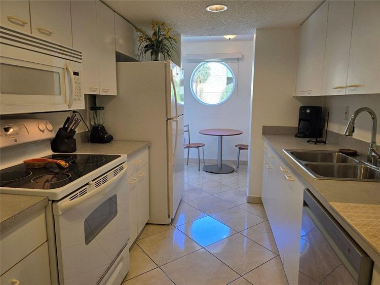 Le Frontenac #301 image #21