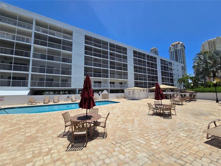 Le Frontenac #301 image #40