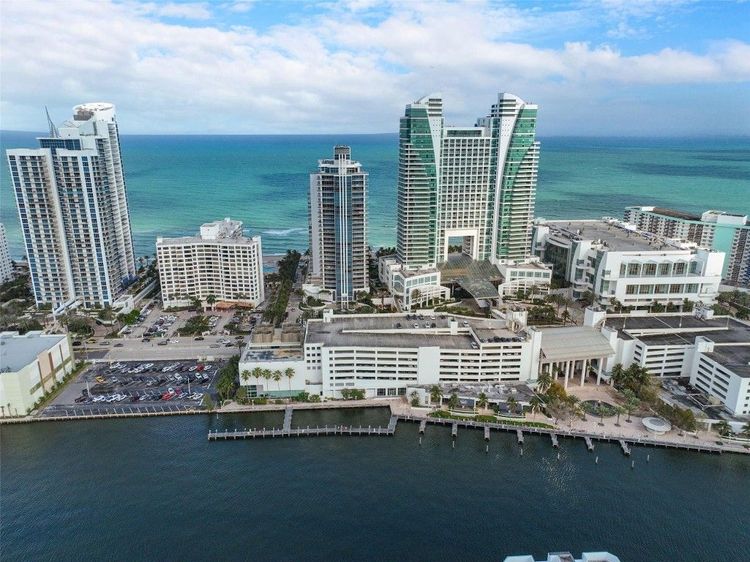 Diplomat Residences #402 image #7