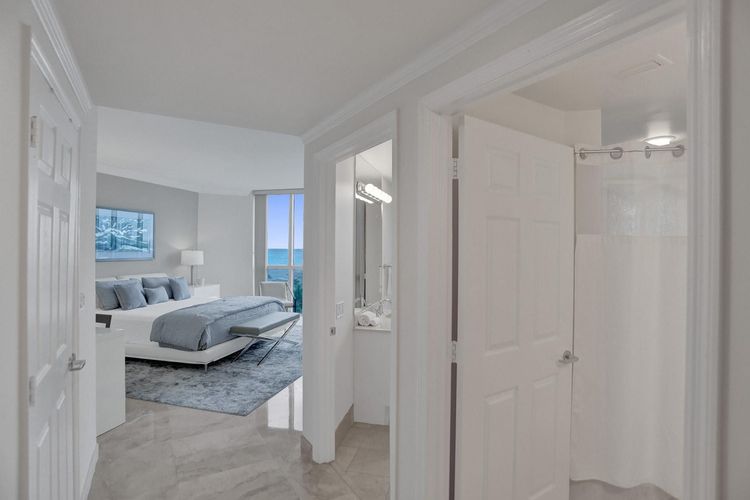 L'Hermitage South Tower #808 image #18