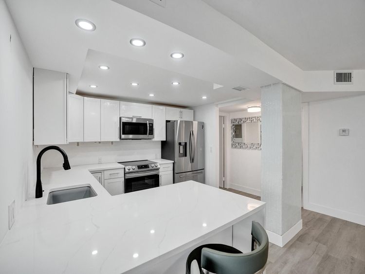 200 Leslie Condo #723 image #12