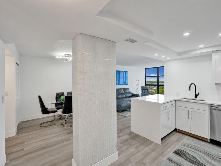 200 Leslie Condo #723 image #18