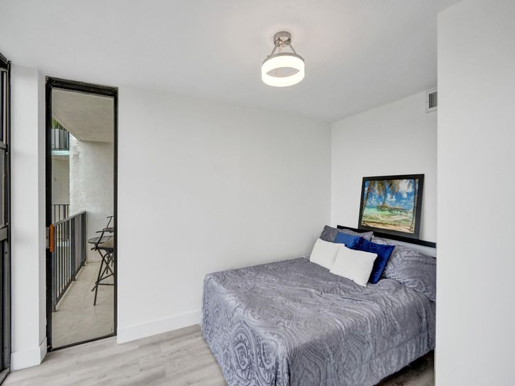 200 Leslie Condo #723 image #31