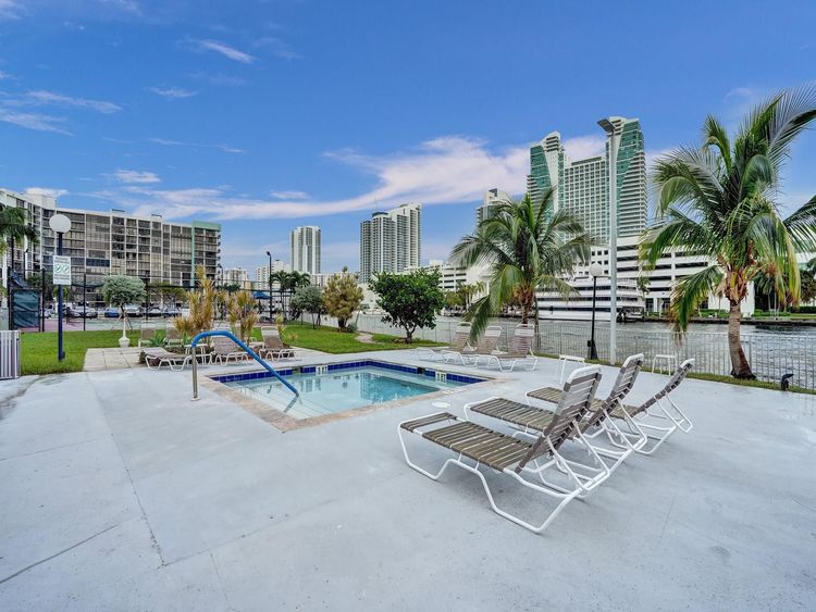 200 Leslie Condo #723 image #36