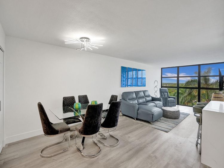 200 Leslie Condo #723 image #6