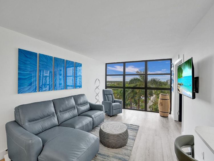 200 Leslie Condo #723 image #7