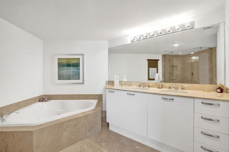 The Vue #1005 image #24