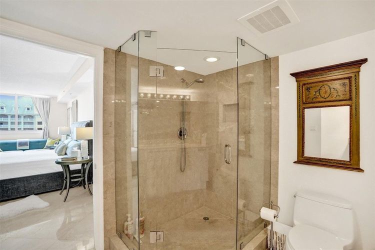 The Vue #1005 image #25