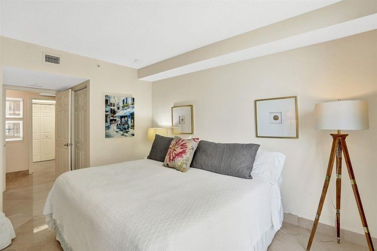 The Vue #1005 image #39