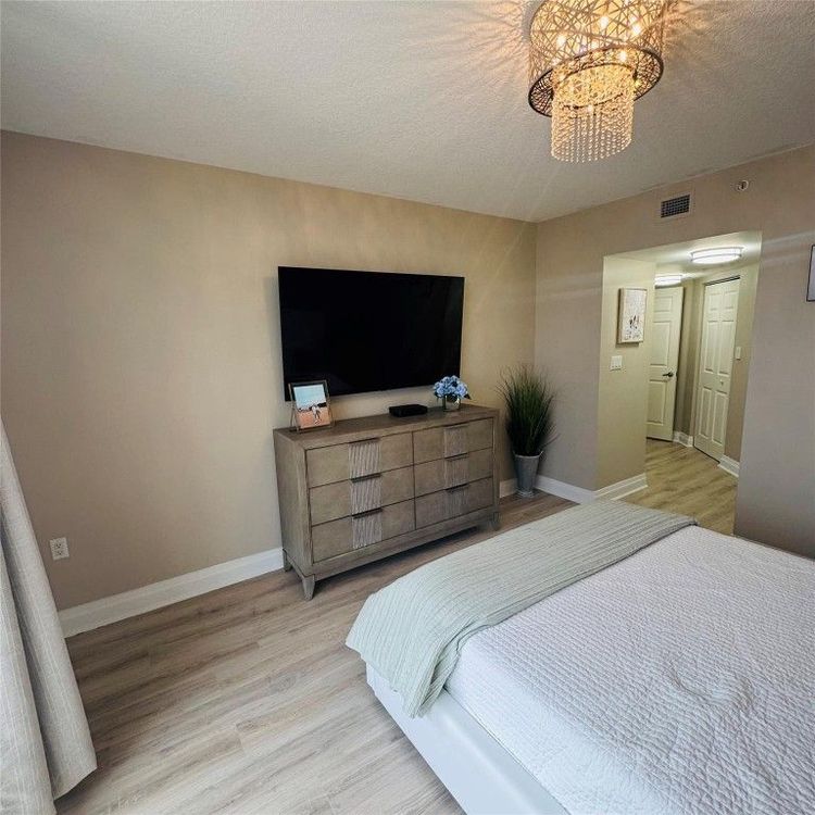 The Vue #1605 image #16