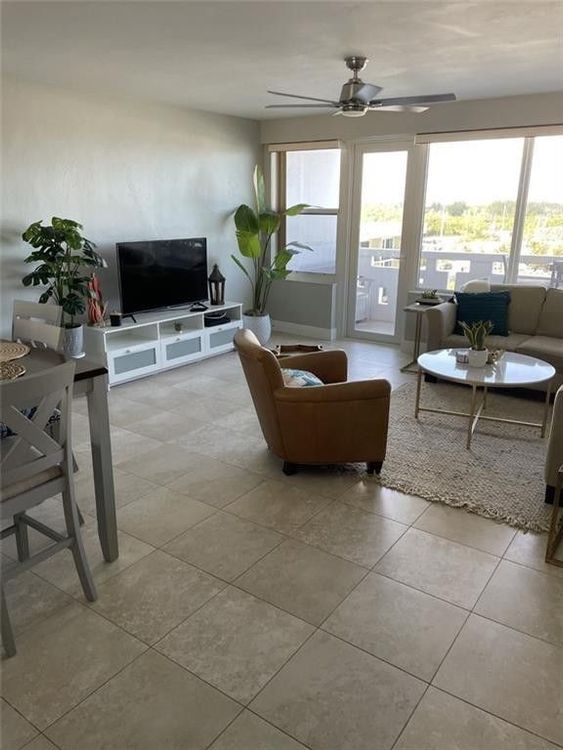 Hollywood Towers #605 image #11