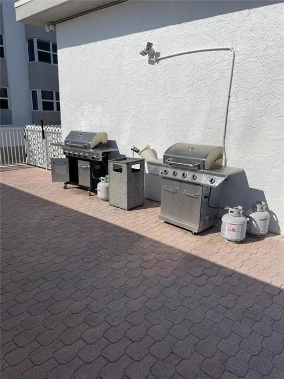 Hollywood Towers #605 image #20