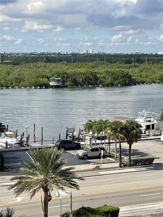 Hollywood Towers #605 image #6