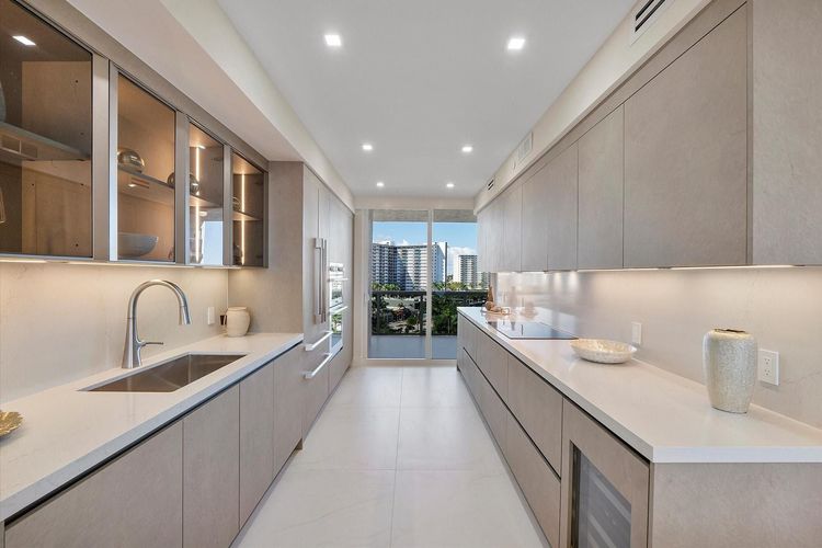 L'Hermitage South Tower #704 image #11