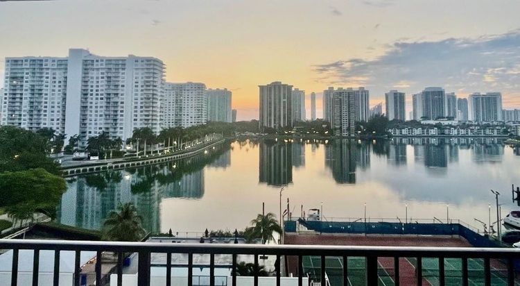 Commodore Plaza - Tower #709 image #14