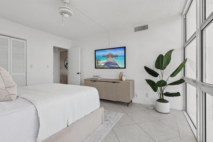 Embassy Towers #4C image #26