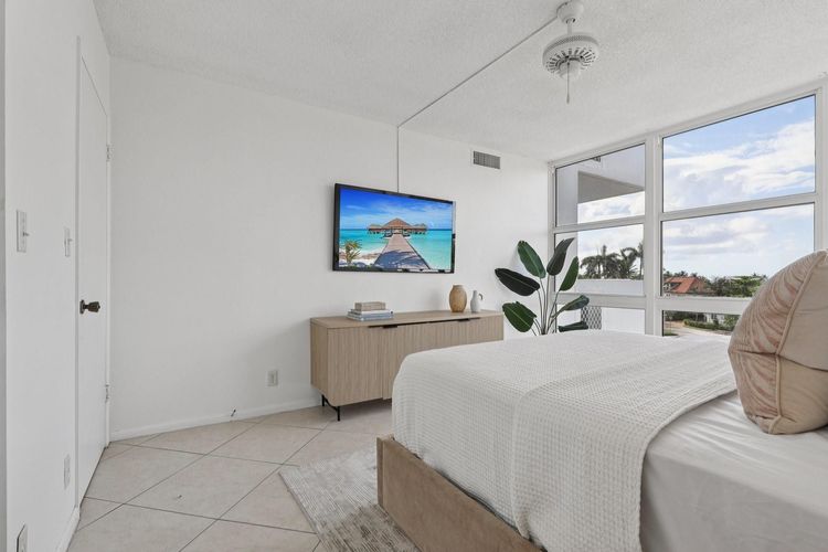 Embassy Towers #4C image #28