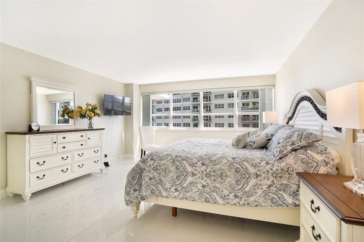 Commodore #410 image #26