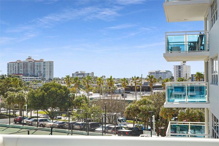 Commodore #410 image #35