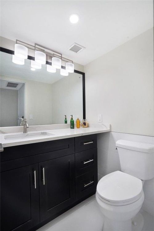 Commodore #410 image #8