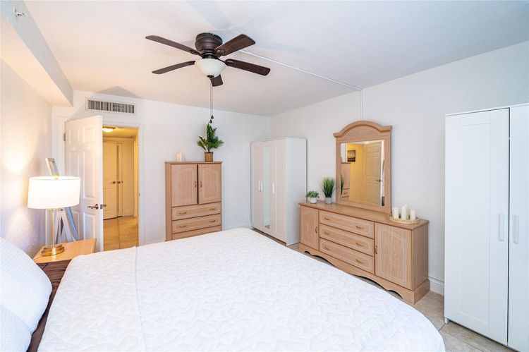 The Wave Condominium #517 image #18